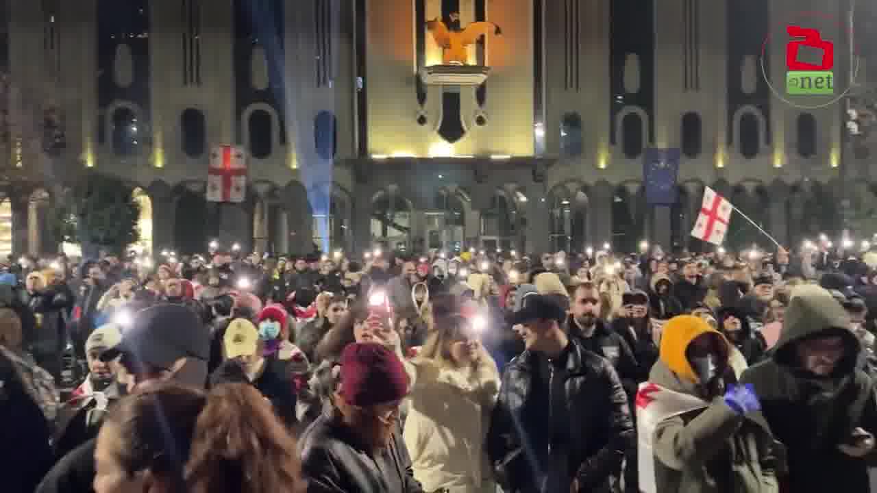 21:30, 5 de diciembre - Tbilisi: Las protestas continúan en Georgia por octava noche consecutiva, desencadenadas por la decisión de GD de detener las negociaciones con la UE. Más de 300 personas han sido detenidas, y casi la mitad de ellas han resultado heridas. Los manifestantes exigen la liberación de los detenidos y la celebración de nuevas elecciones