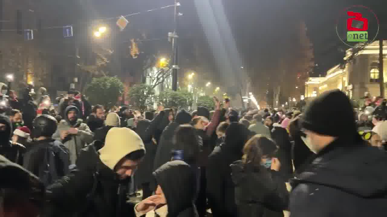 21:30, 5 de diciembre - Tbilisi: Las protestas continúan en Georgia por octava noche consecutiva, desencadenadas por la decisión de GD de detener las negociaciones con la UE. Más de 300 personas han sido detenidas, y casi la mitad de ellas han resultado heridas. Los manifestantes exigen la liberación de los detenidos y la celebración de nuevas elecciones