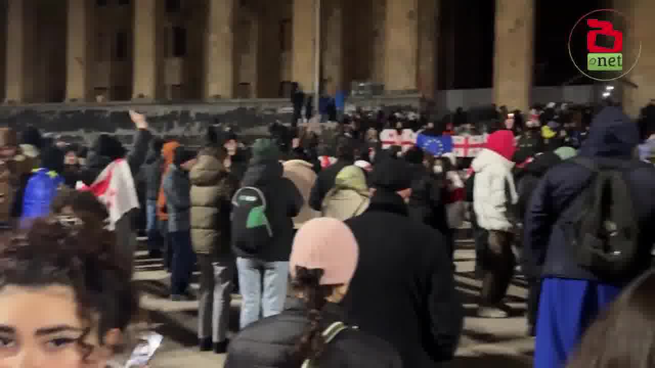 21:30, 5 de diciembre - Tbilisi: Las protestas continúan en Georgia por octava noche consecutiva, desencadenadas por la decisión de GD de detener las negociaciones con la UE. Más de 300 personas han sido detenidas, y casi la mitad de ellas han resultado heridas. Los manifestantes exigen la liberación de los detenidos y la celebración de nuevas elecciones