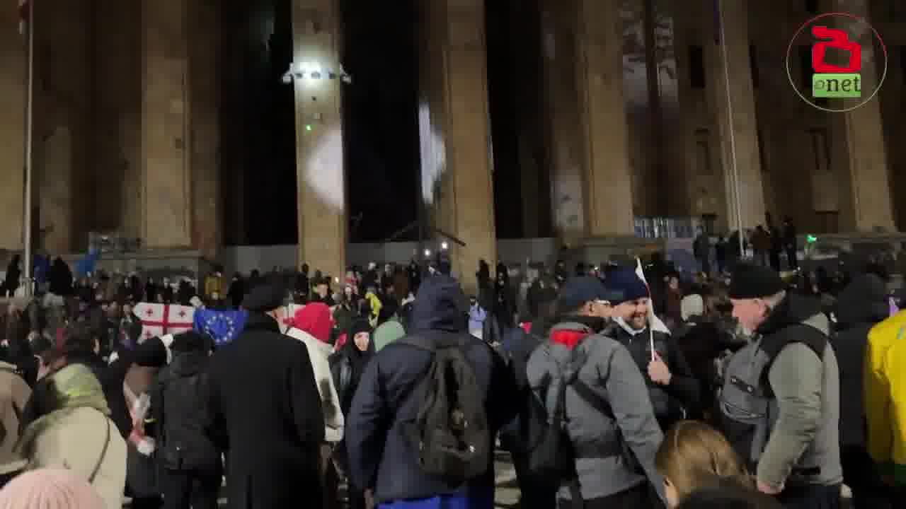 21:30, 5 de diciembre - Tbilisi: Las protestas continúan en Georgia por octava noche consecutiva, desencadenadas por la decisión de GD de detener las negociaciones con la UE. Más de 300 personas han sido detenidas, y casi la mitad de ellas han resultado heridas. Los manifestantes exigen la liberación de los detenidos y la celebración de nuevas elecciones