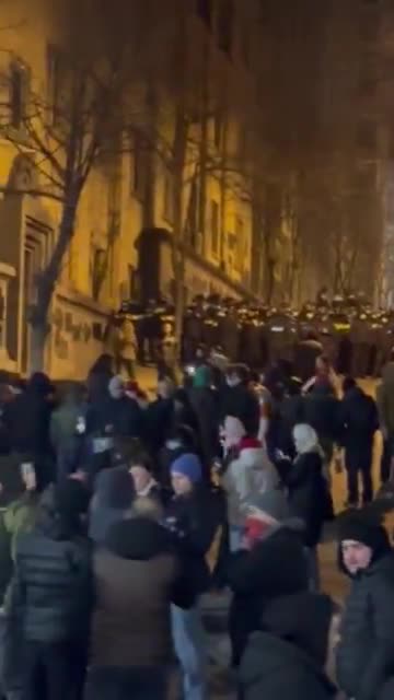 Jetzt auf der Rustaveli Avenue. Menschenmengen haben sich zum Protest versammelt, während Polizeieinheiten erneut die Seitenstraßen des Parlamentsgebäudes bewachen.