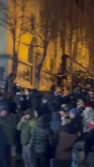 Ahora se ve la avenida Rustaveli. La multitud se ha reunido para la protesta y las unidades policiales vuelven a proteger las calles laterales del edificio del parlamento.