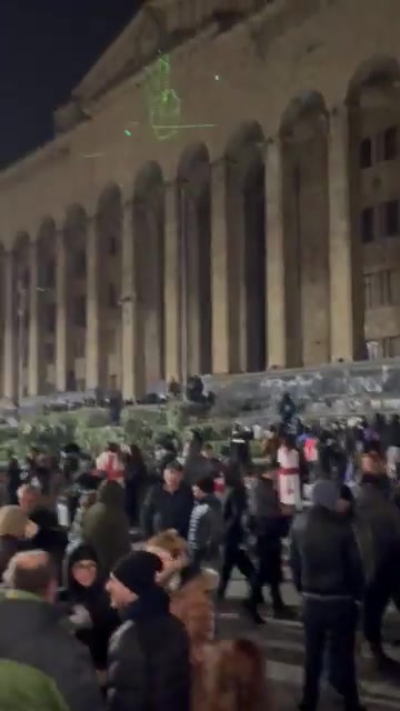 Ahora se ve la avenida Rustaveli. La multitud se ha reunido para la protesta y las unidades policiales vuelven a proteger las calles laterales del edificio del parlamento.