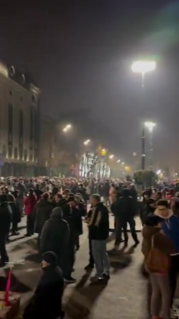 Ahora se ve la avenida Rustaveli. La multitud se ha reunido para la protesta y las unidades policiales vuelven a proteger las calles laterales del edificio del parlamento.