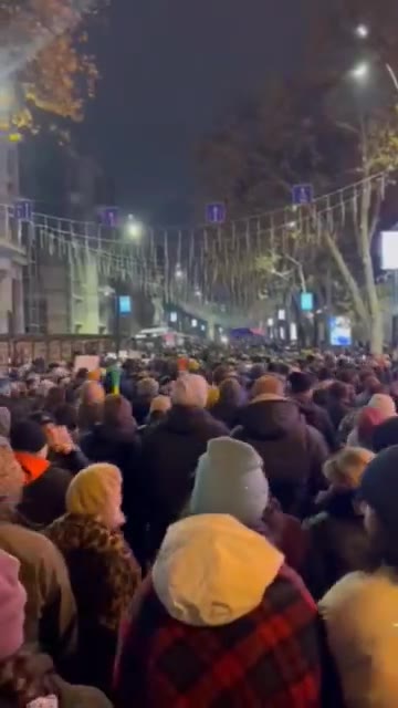 Los manifestantes marchan ahora desde la Universidad Estatal de Tbilisi hacia el parlamento