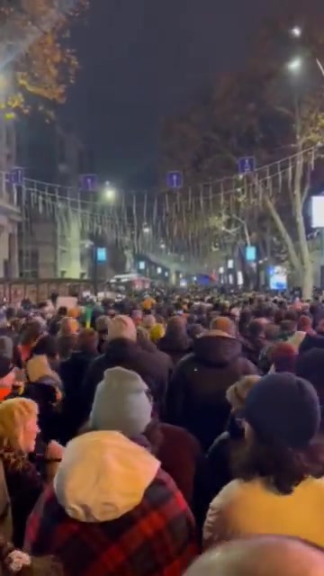 Los manifestantes marchan ahora desde la Universidad Estatal de Tbilisi hacia el parlamento