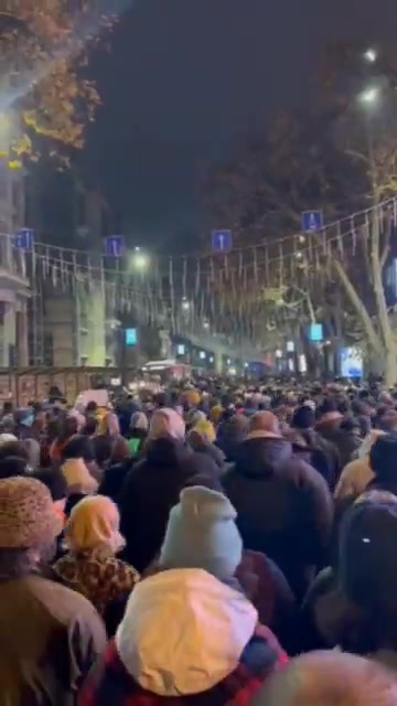 Los manifestantes marchan ahora desde la Universidad Estatal de Tbilisi hacia el parlamento