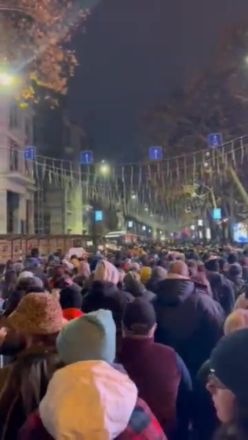 Los manifestantes marchan ahora desde la Universidad Estatal de Tbilisi hacia el parlamento