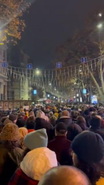 Los manifestantes marchan ahora desde la Universidad Estatal de Tbilisi hacia el parlamento