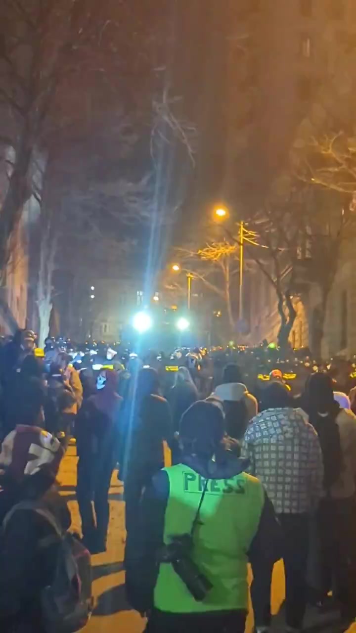 Una unidad de la policía antidisturbios y un cañón de agua aparecen en la calle Chichinadze, cerca del parlamento. Todavía no hay avisos de dispersión. Mientras tanto, los manifestantes formaron grupos de patrullaje voluntarios para proteger a los ciudadanos de los matones pro gubernamentales.