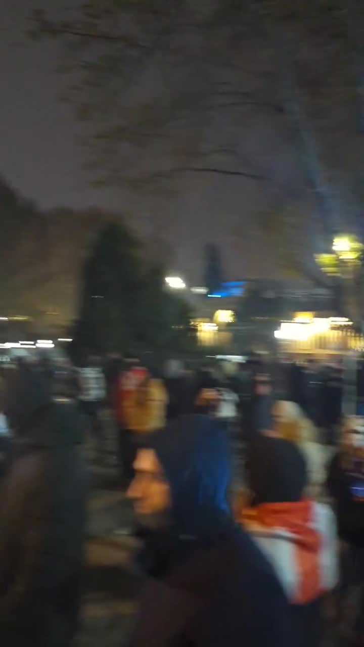 Una unidad de la policía antidisturbios y un cañón de agua aparecen en la calle Chichinadze, cerca del parlamento. Todavía no hay avisos de dispersión. Mientras tanto, los manifestantes formaron grupos de patrullaje voluntarios para proteger a los ciudadanos de los matones pro gubernamentales.