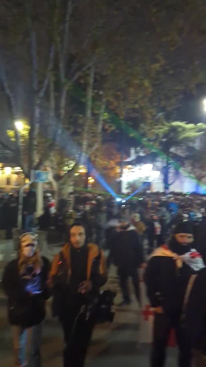 Una unidad de la policía antidisturbios y un cañón de agua aparecen en la calle Chichinadze, cerca del parlamento. Todavía no hay avisos de dispersión. Mientras tanto, los manifestantes formaron grupos de patrullaje voluntarios para proteger a los ciudadanos de los matones pro gubernamentales.