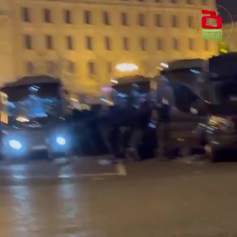 Las fuerzas especiales desplegadas en la Plaza de la Libertad han comenzado los preparativos para la acción.