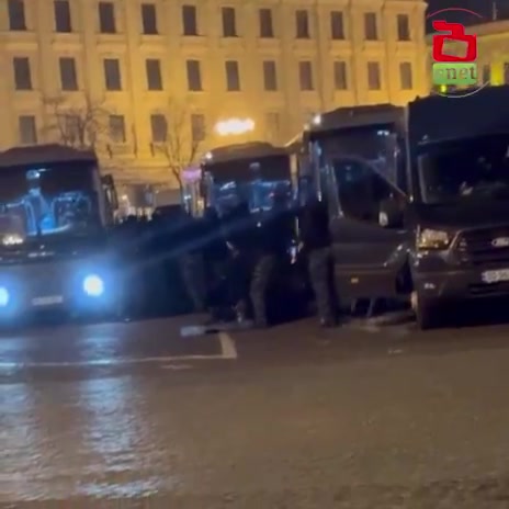 Las fuerzas especiales desplegadas en la Plaza de la Libertad han comenzado los preparativos para la acción.