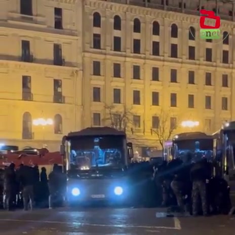 Las fuerzas especiales desplegadas en la Plaza de la Libertad han comenzado los preparativos para la acción.