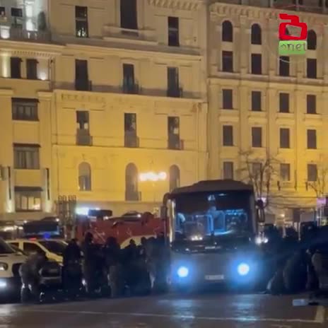 Las fuerzas especiales desplegadas en la Plaza de la Libertad han comenzado los preparativos para la acción.