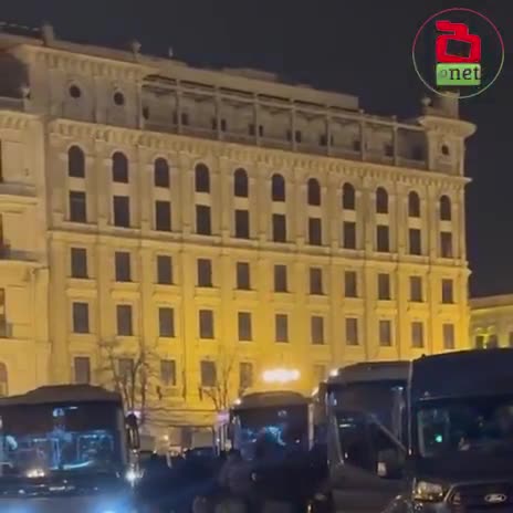 Las fuerzas especiales desplegadas en la Plaza de la Libertad han comenzado los preparativos para la acción.