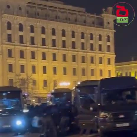 Las fuerzas especiales desplegadas en la Plaza de la Libertad han comenzado los preparativos para la acción.