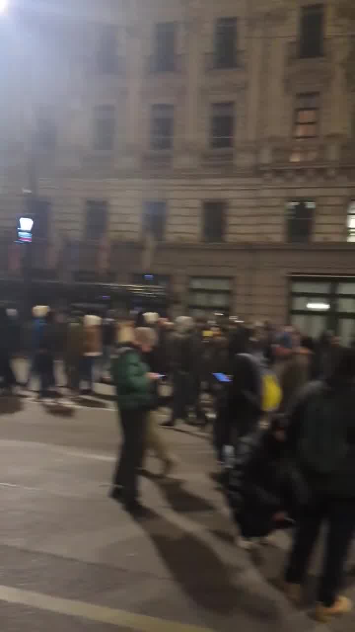 A las 2 de la madrugada, los manifestantes seguían dispersos por la avenida Rustaveli. Se movilizó la policía antidisturbios y los cañones de agua, pero todavía no se han recibido advertencias de dispersión.