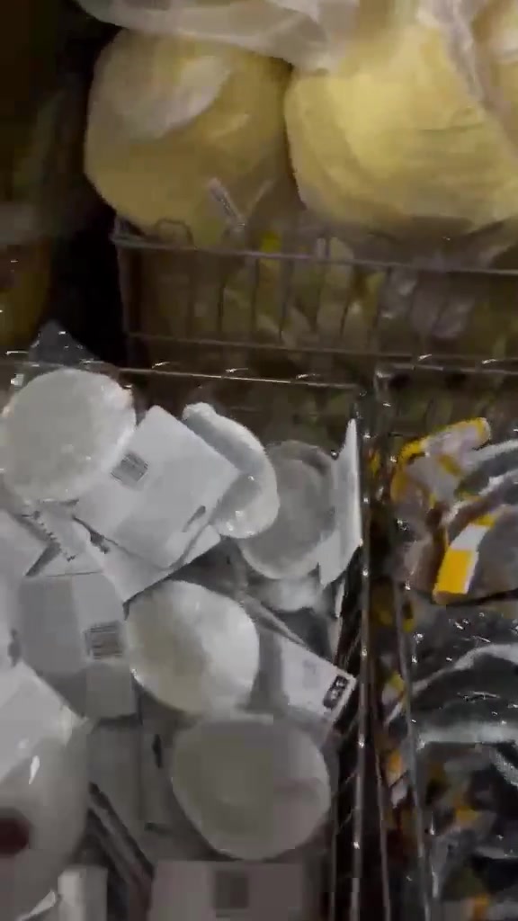 Los ciudadanos de Georgia ya no pueden comprar máscaras de gas, cascos o gafas para protegerse de los gases lacrimógenos en el hipermercado Gorgia. Sin embargo, un empleado de Gorgia grabó un vídeo en el que se ve que en el almacén se almacenan muchos de estos artículos.