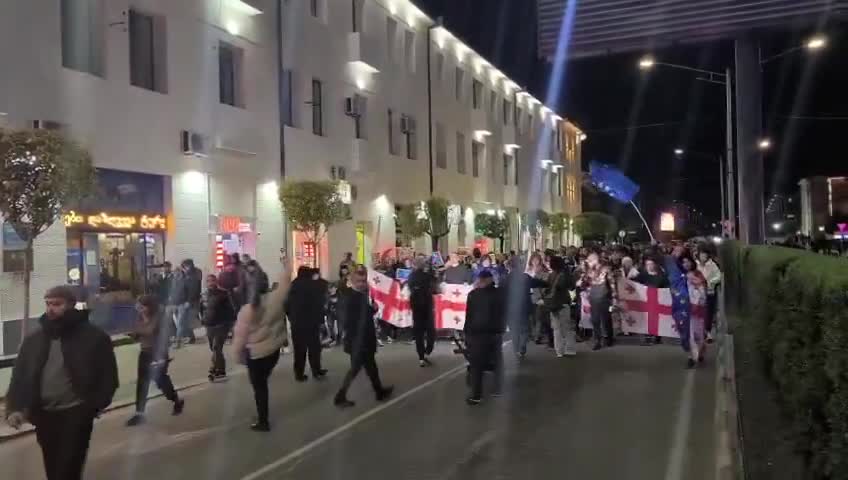 Otra marcha de protesta hoy en Zugdidi, región de Samegrelo, mientras el descontento a nivel nacional no muestra señales de disminuir.