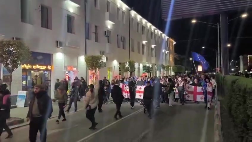 Otra marcha de protesta hoy en Zugdidi, región de Samegrelo, mientras el descontento a nivel nacional no muestra señales de disminuir.