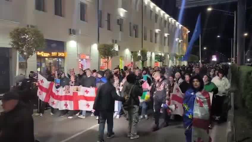 Otra marcha de protesta hoy en Zugdidi, región de Samegrelo, mientras el descontento a nivel nacional no muestra señales de disminuir.