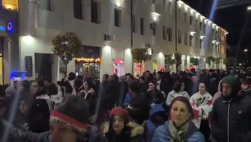 Otra marcha de protesta hoy en Zugdidi, región de Samegrelo, mientras el descontento a nivel nacional no muestra señales de disminuir.