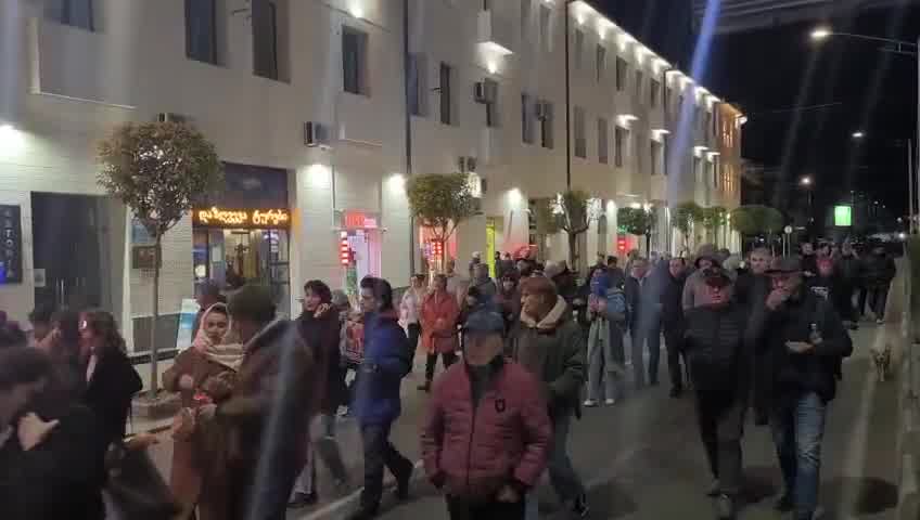 Otra marcha de protesta hoy en Zugdidi, región de Samegrelo, mientras el descontento a nivel nacional no muestra señales de disminuir.