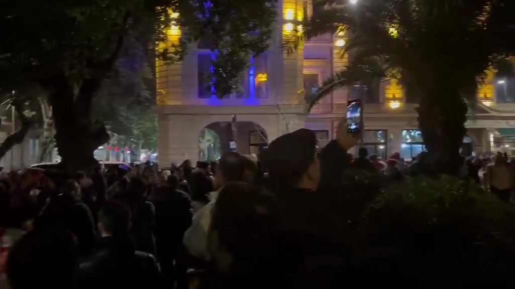 Otro día de protestas en la ciudad costera de Batumi. En la manifestación de hoy suena el himno nacional.