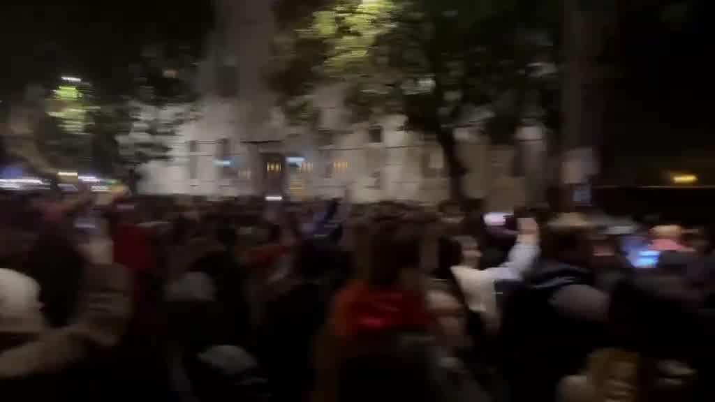 Otro día de protestas en la ciudad costera de Batumi. En la manifestación de hoy suena el himno nacional.