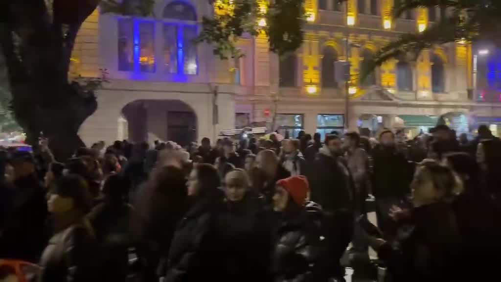 Otro día de protestas en la ciudad costera de Batumi. En la manifestación de hoy suena el himno nacional.