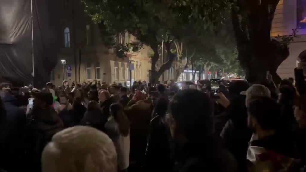 Otro día de protestas en la ciudad costera de Batumi. En la manifestación de hoy suena el himno nacional.