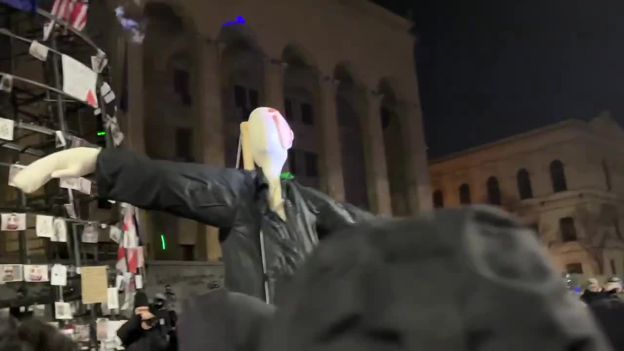 Los manifestantes quemaron una efigie de Zviad Kharazishvili (Khareba), el jefe de la Fuerza de Tareas Especiales bajo el MIA, quien es responsable de orquestar brutales represiones y torturar a los manifestantes arrestados.