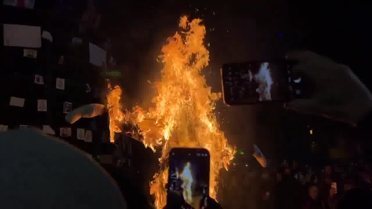 Les manifestants ont brûlé une effigie de Zviad Kharazishvili (Khareba), le chef de la Force d'intervention spéciale du MIA, qui est responsable de l'orchestration de répressions brutales et de la torture des manifestants arrêtés.