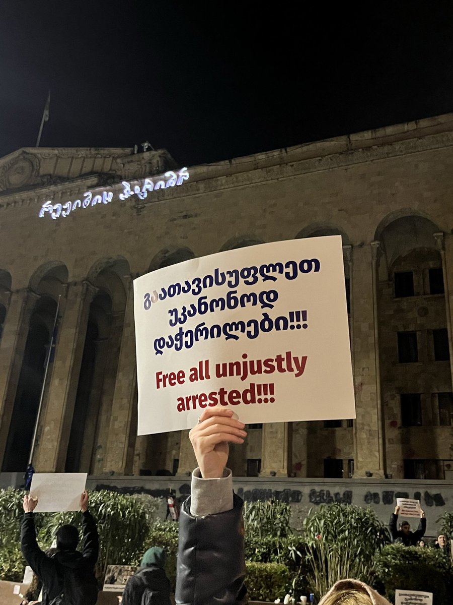 Manifestantes en Tbilisi exigen la aprobación de Sueño Georgiano, la liberación de todos los manifestantes detenidos injustamente y la convocatoria de nuevas elecciones