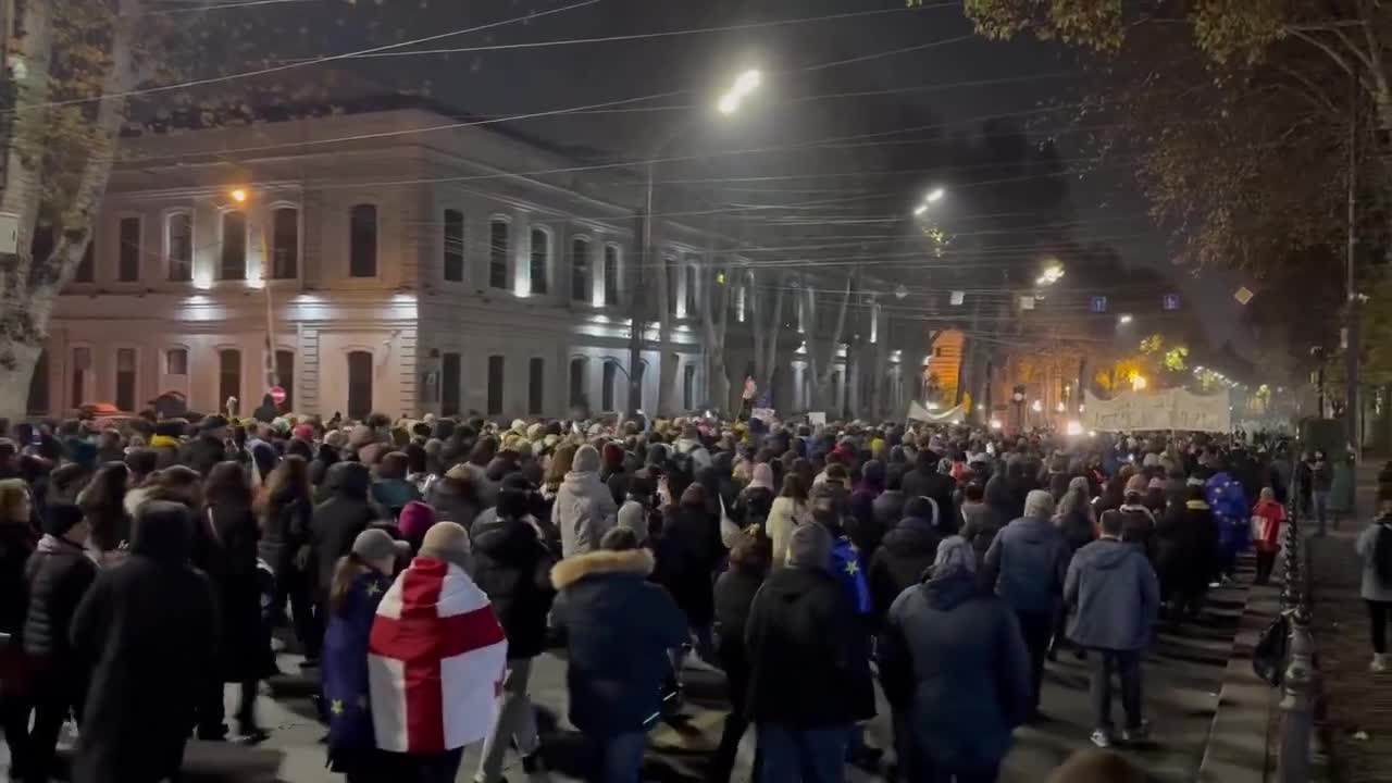 Au 14e jour des manifestations en Géorgie, des fonctionnaires en activité et anciens fonctionnaires ont rejoint la manifestation avec une marche sur l'avenue Rustaveli