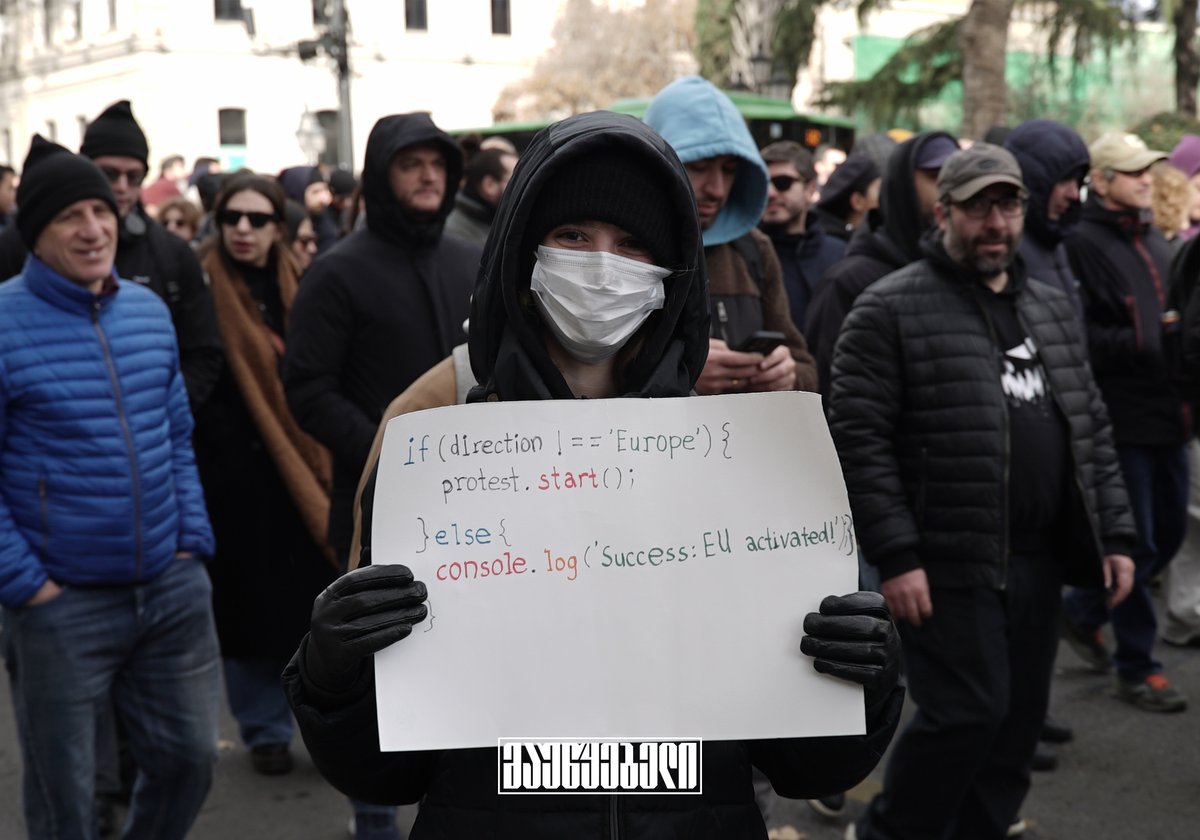 Vertegenwoordigers van de IT/TECH-sector marcheren vanaf het Republieksplein in Tbilisi