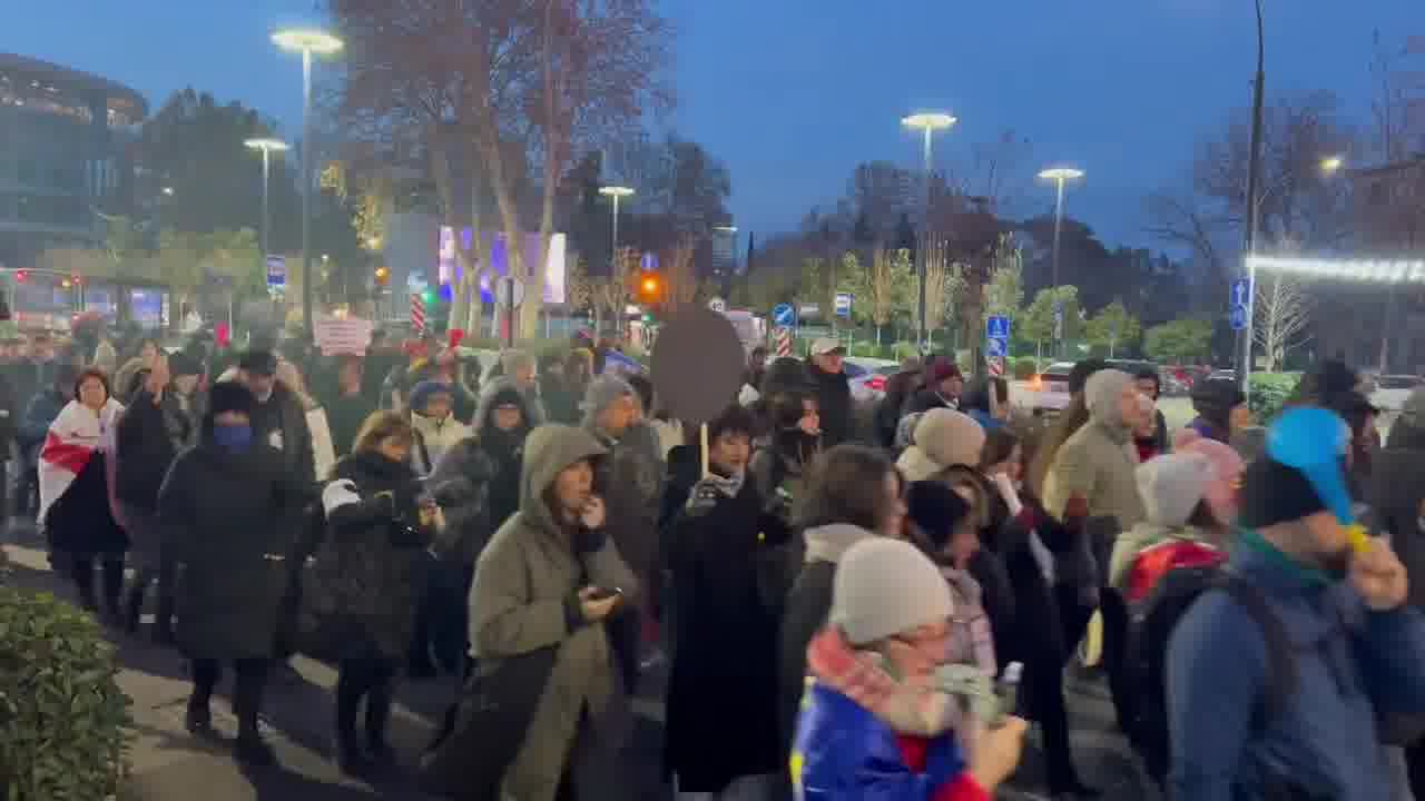 Election observers are marching on Rustaveli avenue: “Observers against the government. You can't fool us, we saw everything with our own eyes.”“We demand new elections,” their banner says