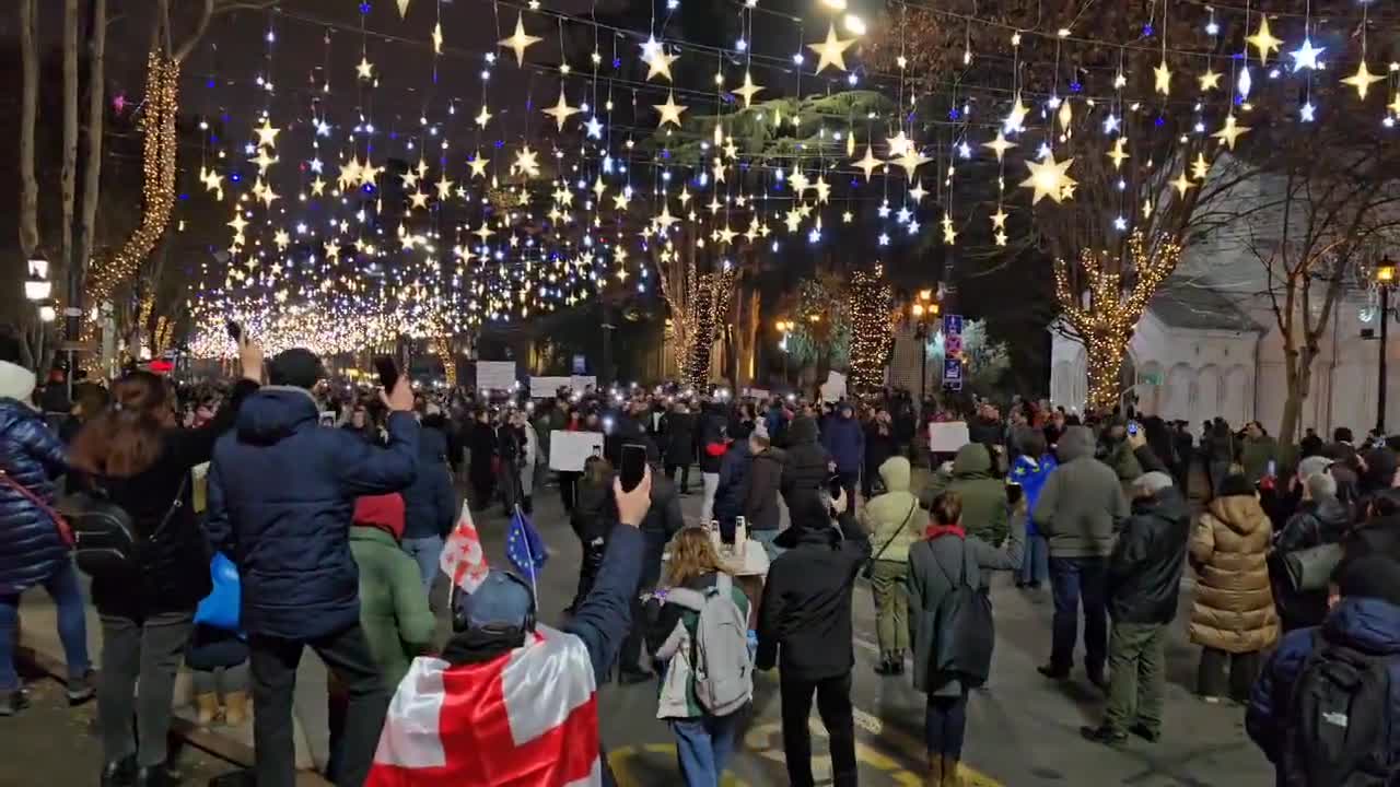 Een studentenmars is zojuist aangekomen op de Rustavelilaan in Tbilisi, die opnieuw is geblokkeerd terwijl demonstranten zich verzamelen voor het Georgische parlement