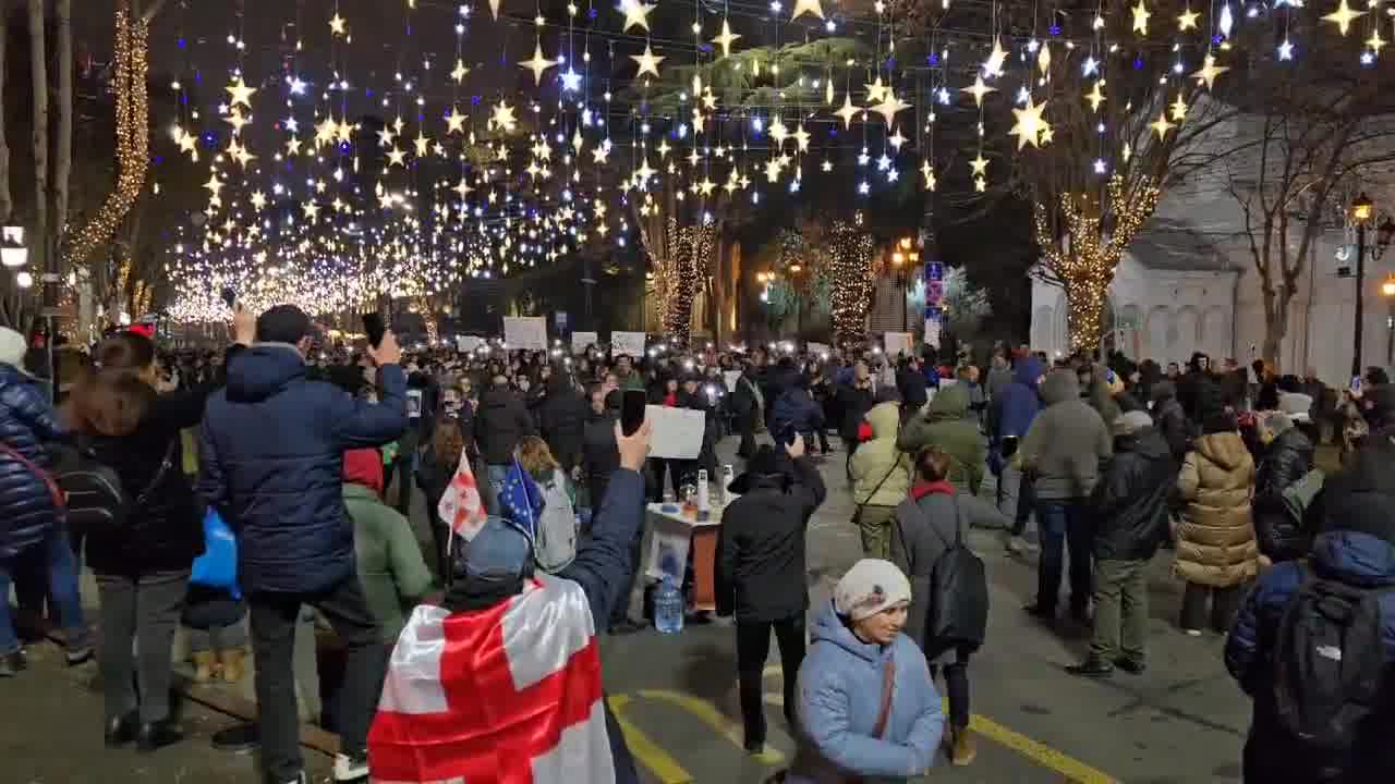 Una marcha de estudiantes acaba de llegar a la avenida Rustaveli de Tbilisi, que está nuevamente bloqueada mientras los manifestantes se reúnen frente al Parlamento georgiano.