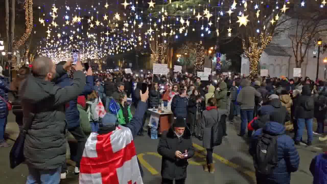 Una marcha de estudiantes acaba de llegar a la avenida Rustaveli de Tbilisi, que está nuevamente bloqueada mientras los manifestantes se reúnen frente al Parlamento georgiano.