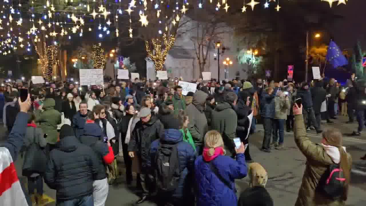 Una marcha de estudiantes acaba de llegar a la avenida Rustaveli de Tbilisi, que está nuevamente bloqueada mientras los manifestantes se reúnen frente al Parlamento georgiano.