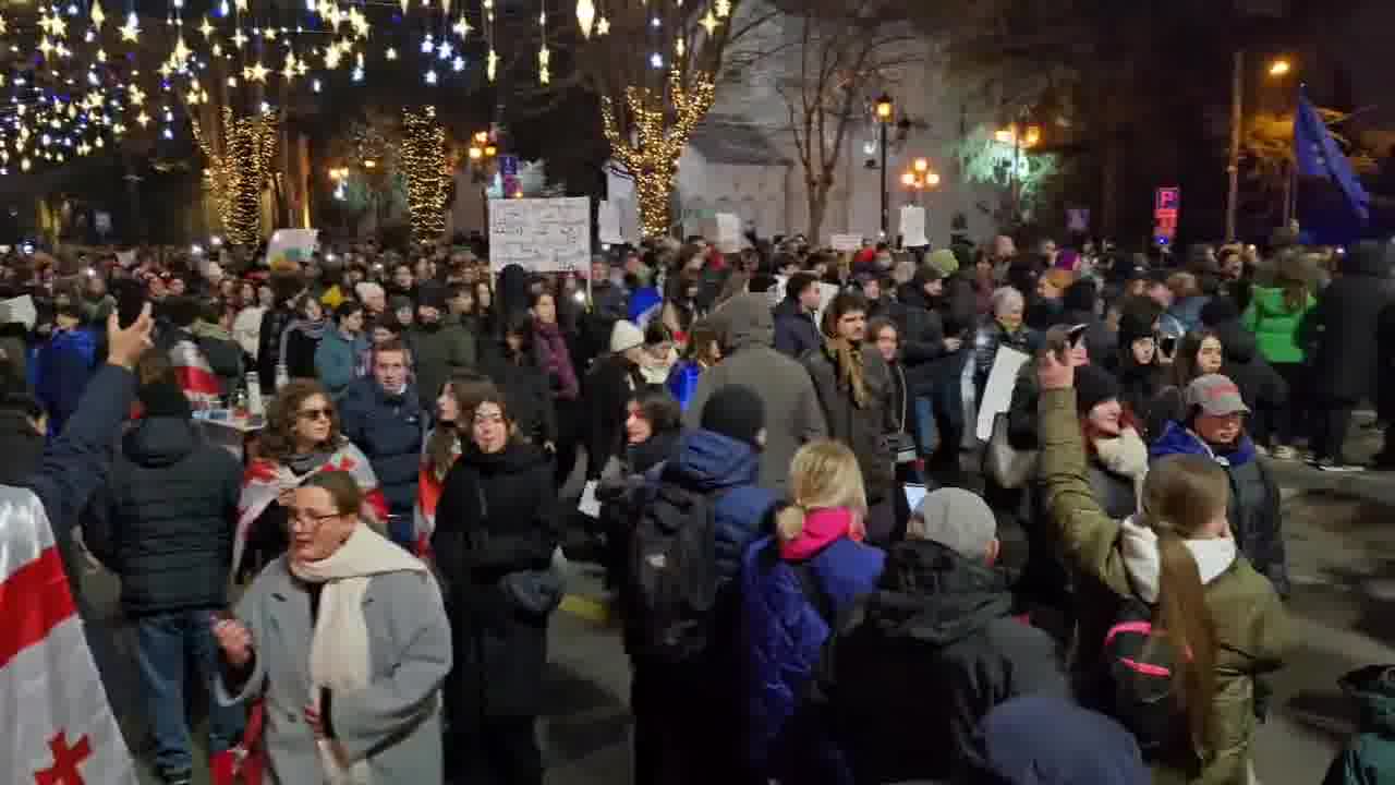 Una marcha de estudiantes acaba de llegar a la avenida Rustaveli de Tbilisi, que está nuevamente bloqueada mientras los manifestantes se reúnen frente al Parlamento georgiano.