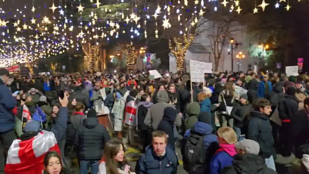 Una marcha de estudiantes acaba de llegar a la avenida Rustaveli de Tbilisi, que está nuevamente bloqueada mientras los manifestantes se reúnen frente al Parlamento georgiano.