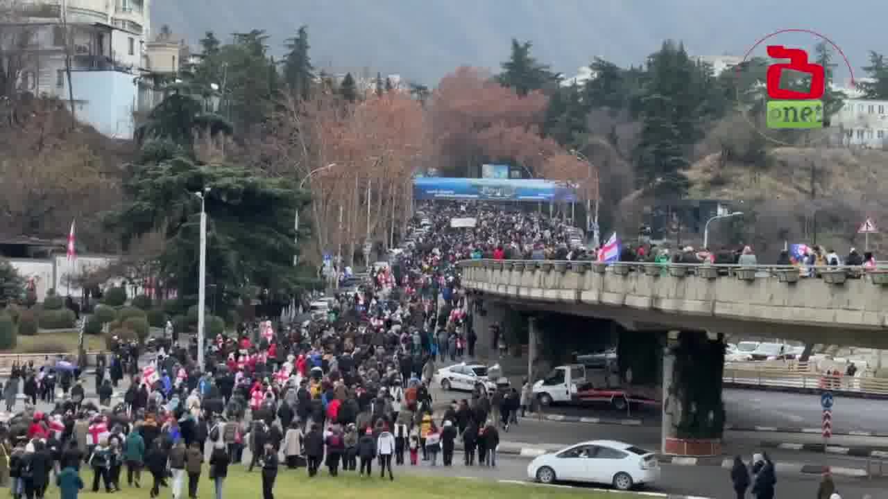 Dia 31 de #GeorgiaProtests Marchando em direção à Avenida Rustaveli