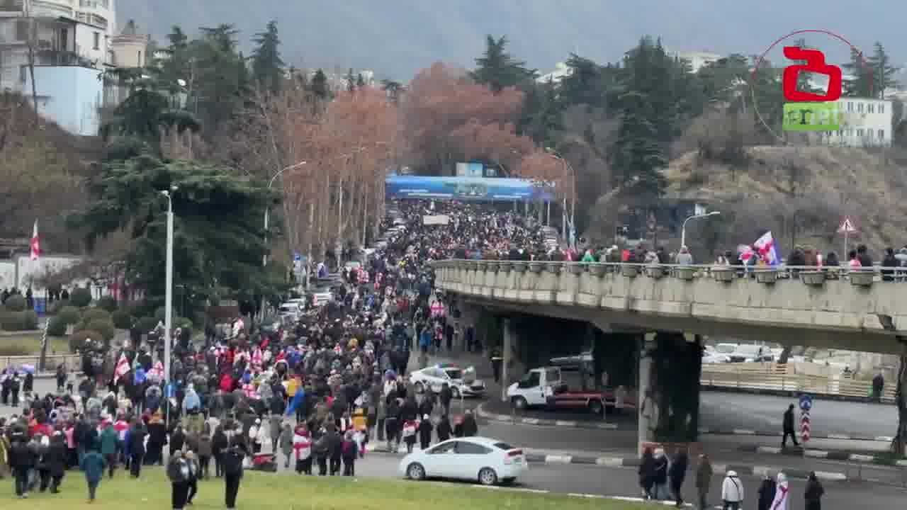 Dia 31 de #GeorgiaProtests Marchando em direção à Avenida Rustaveli