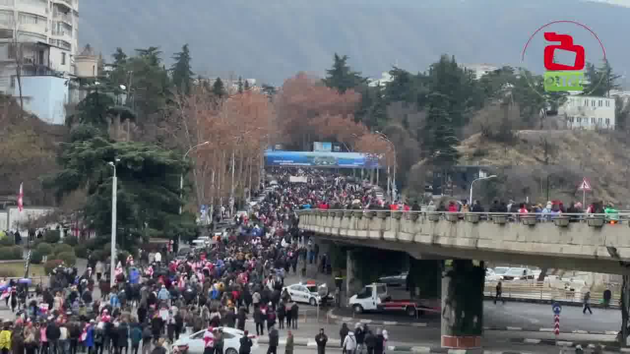 Dia 31 de #GeorgiaProtests Marchando em direção à Avenida Rustaveli