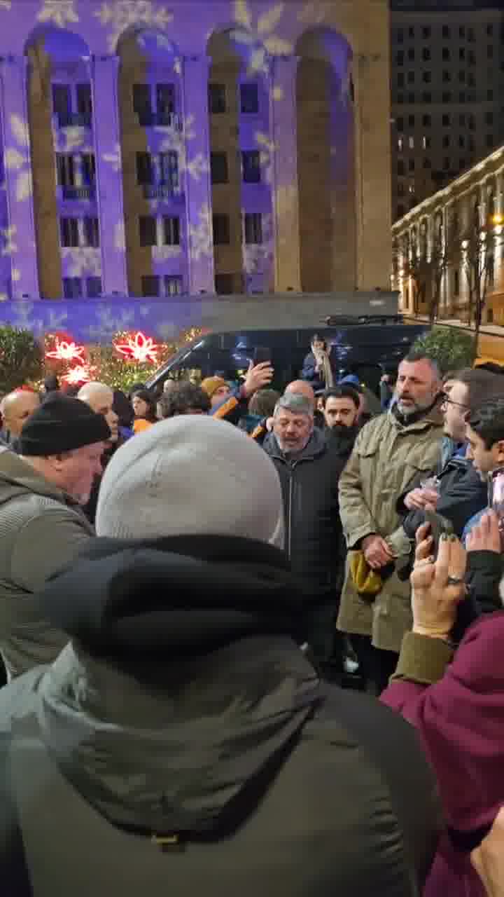 35th day of anti-government protest in Georgia. There are hundreds here on Rustaveli now, which is still blocked this night. Some protesters are singing Georgian folk songs