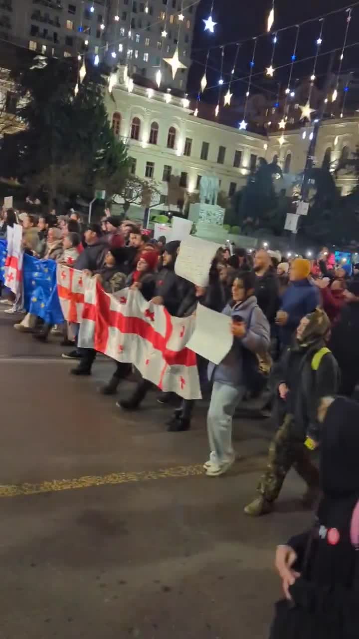 יום 39 של מחאות גאורגיה: שדרת רוסתוולי בטביליסי נסגרה לתנועה כשצעדה גדולה של מעריצי הצגה לגברים - מופע קומדיה/בידור גאורגי פופולרי - מגיעה לפרלמנט.